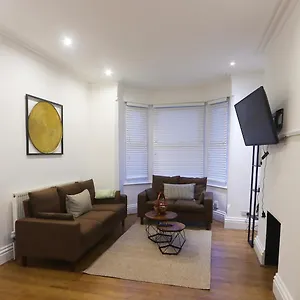https://modern-4-bed-home-sleeps-8.hotelsin-nottingham.com